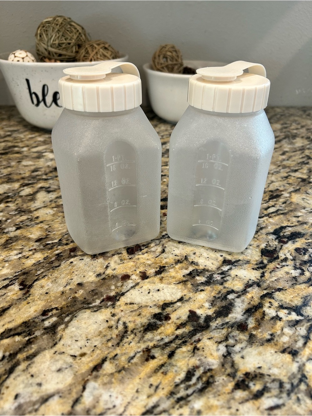 2 Vintage Rubbermaid Servin Saver 1 Pint Drink Bottles Almond Flip Top Lids Nice